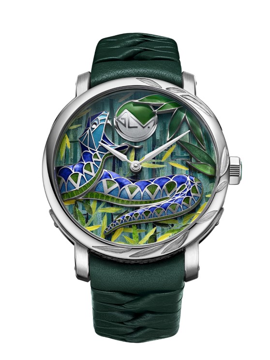 Artistique Escale Métiers d’Art en or blanc, cadran en marqueterie de bois de paille et de parchemin, serpent gravé et émaillé, 40mm de diamètre, bracelet en cuir, mouvement automatique. Prix sur demande © Louis Vuitton