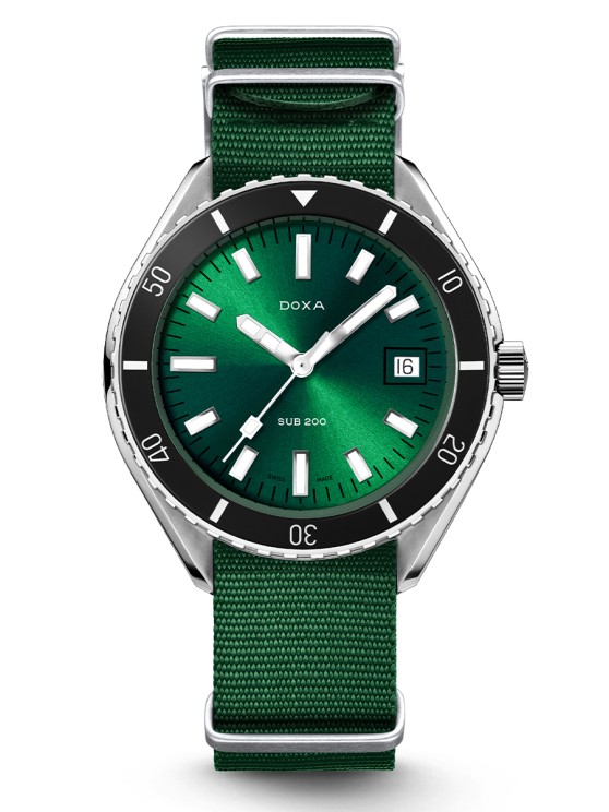 SUB 200 Sea Emerald en acier, 42 mm de diamètre, mouvement automatique avec date par guichet, bracelet en toile de type NATO © Doxa