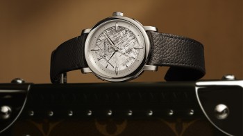 Cosmique Escale en platine, cadran météorite, 39mm de diamètre, bracelet en cuir, mouvement automatique. CHF 33'000.- © Louis Vuitton