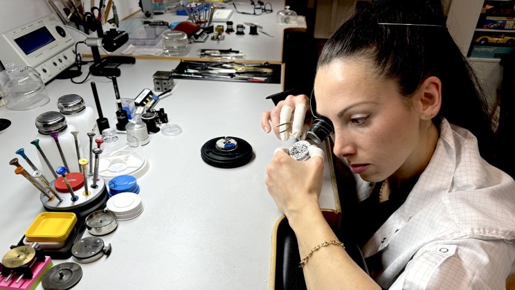 Sarah at her work bench © Genus
